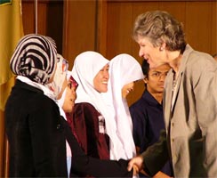Hughes greets Indonesian students (State Dept. photo)