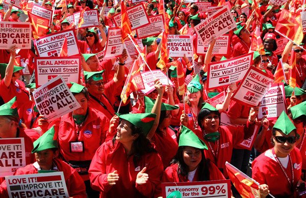Crowd of nurses with robin hood hats. Photo courtesy of Stacey Burns (@wentrogue)
